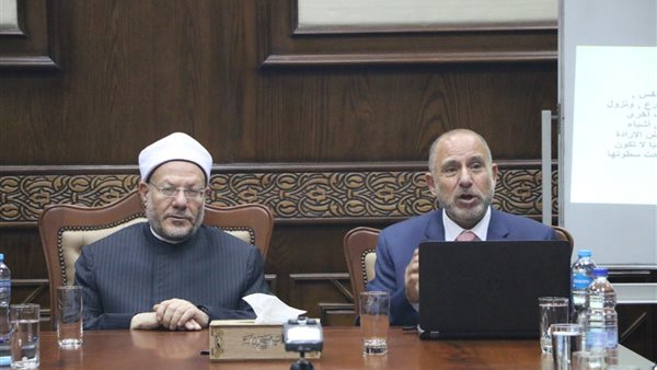 جانب من المائدة المستديرة