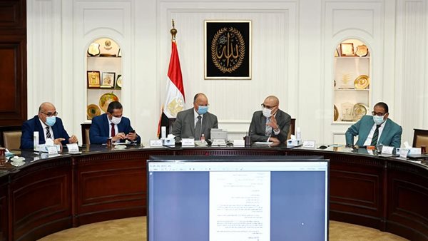 وزير الإسكان ومحافظ