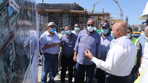 وزير النقل خلال الجولة