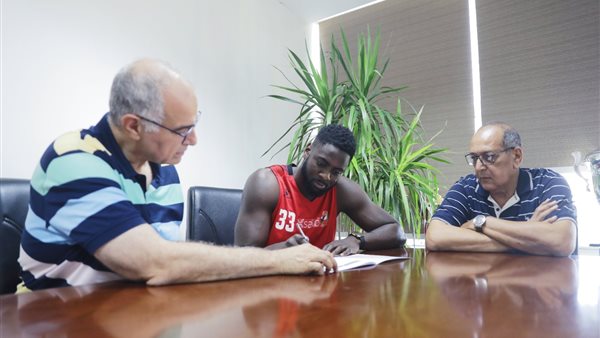 جانب من توقيع العقود