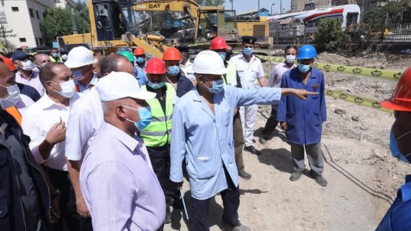 وزير النقل خلال الجولة