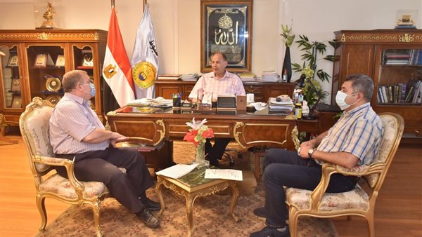 محافظ أسيوط خلال