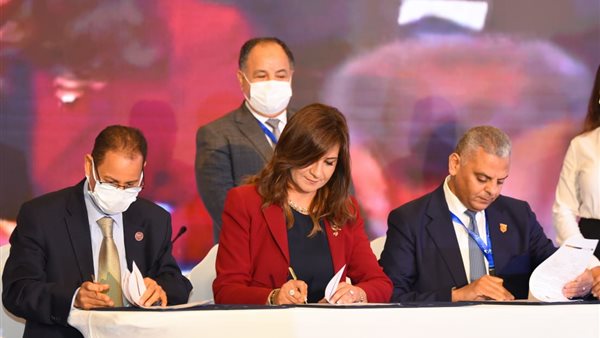 جانب من مراسم التوقيع