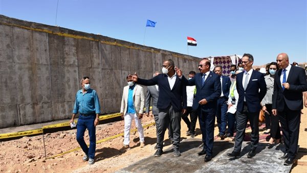 محافظ اسوان وسفير