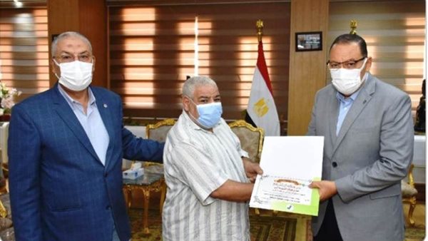 محافظ الشرقية يكرم