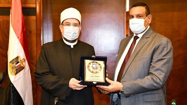 اهداء درع المحافظة