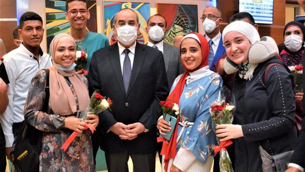 وزير الطيران مع اوائل