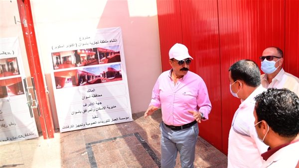 محافظ أسوان خلال