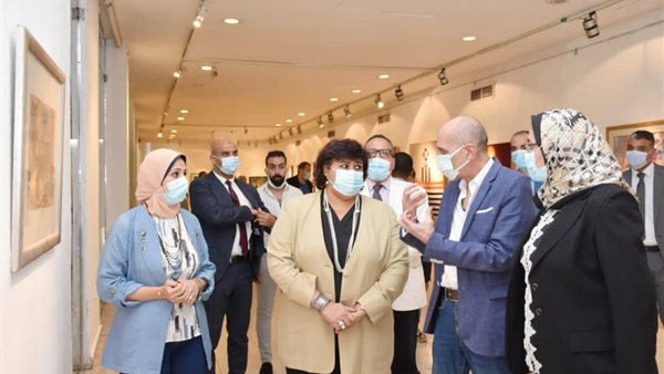 وزيرة الثقافة خلال