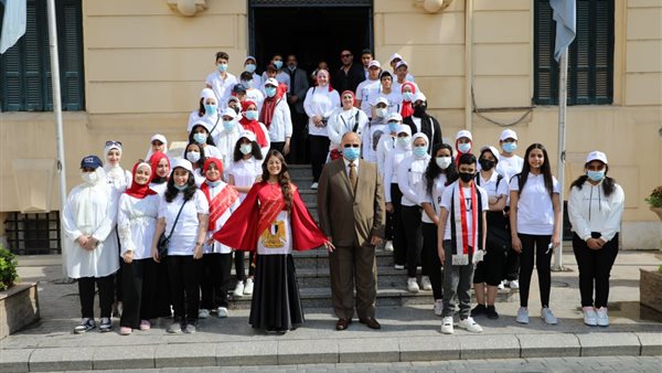 محافظ القاهرة مع