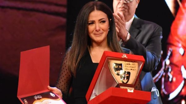 لحظة بكاء دنيا سمير