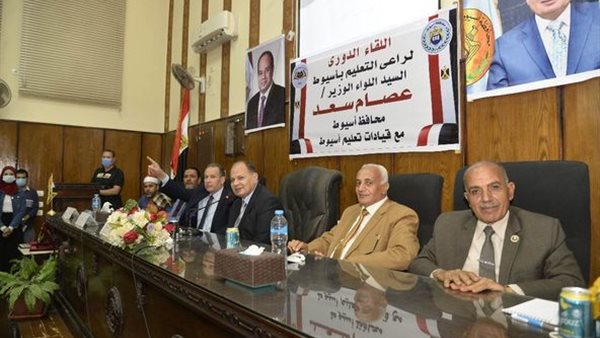 محافظ اسيوط خلال