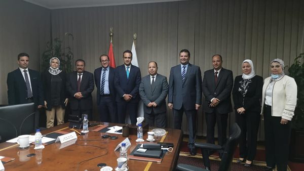 وزير المالية مع المعاونين