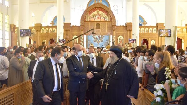 محافظ أسوان في الكنيسة