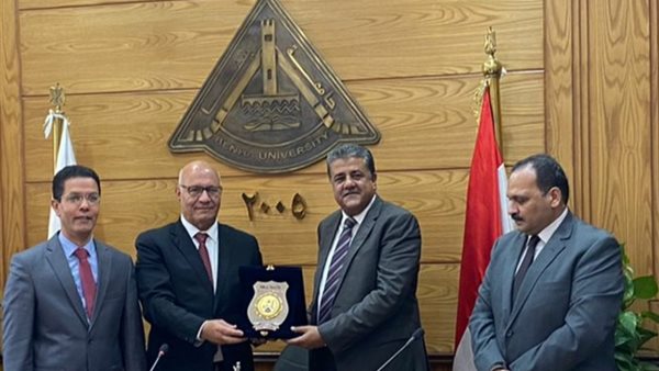 مجلس جامعة بنها يكرم