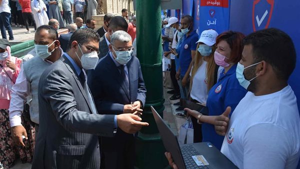 محافظ المنيا مع أعضاء