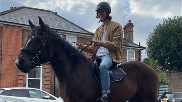 الشاب يمتطى الحصان