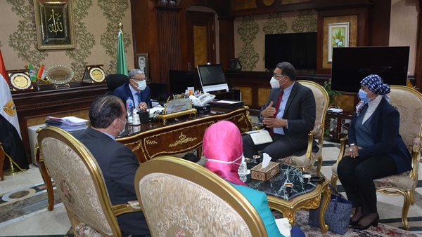 محافظ المنيا خلال