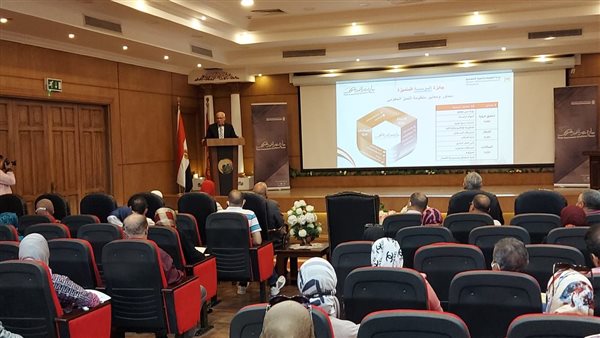 مشاركة المحافظ بالندوة