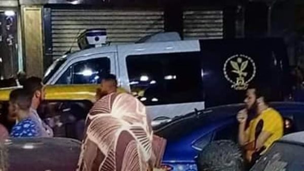 تجمهر الاهالى امام