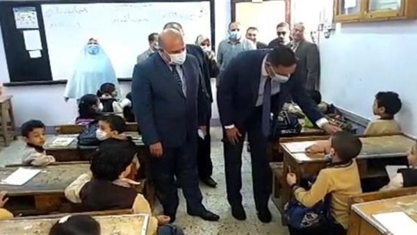 الطفل احمد والمحافظ