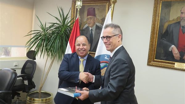 وزير المالية والسفير