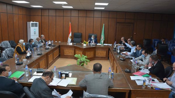 محافظ المنيا خلال