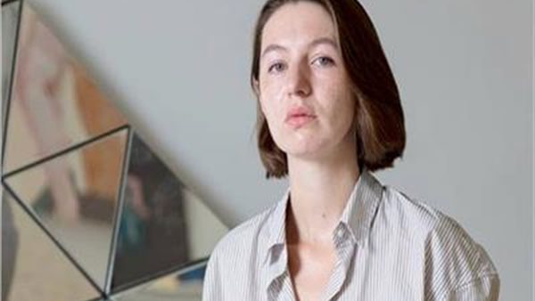 سالي روني الكاتبة