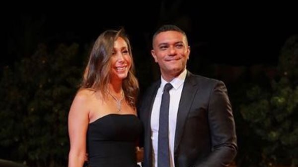 آسر ياسين وزوجته