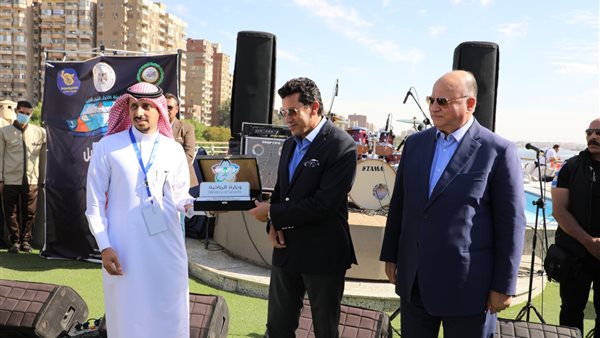 محافظ القاهرة ووزير