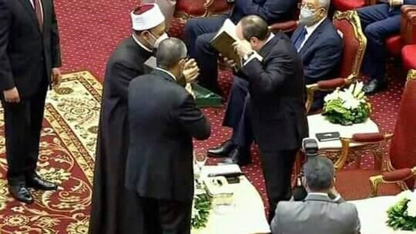 الإمام الأكبر يهدي