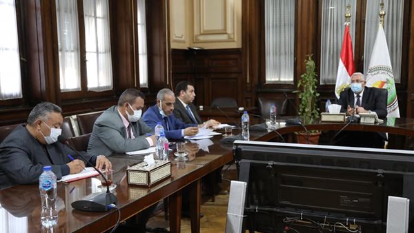 وزير الزراعة خلال