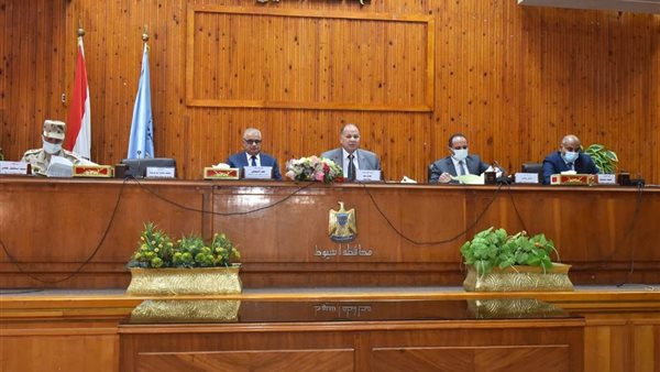 محافظ أسيوط خلال