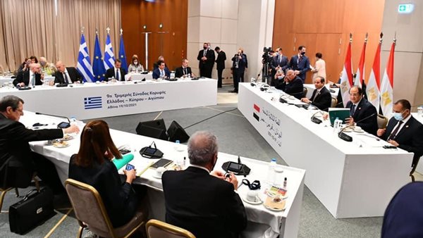 جانب من القمة الثلاثية