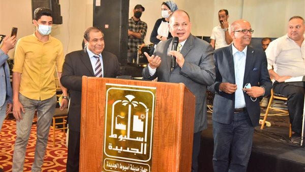 محافظ أسيوط خلال