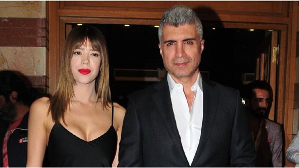 أوزجان دينيز وزوجته