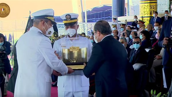 السيسي يتلقى هدية