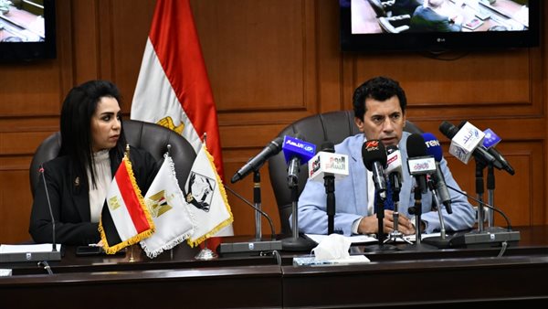 وزير الشباب يُوقع