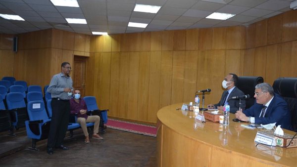 محافظ المنيا خلال