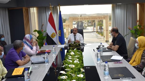 محافظ أسوان خلال