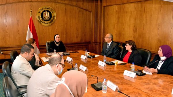 وزيرة التجارة خلال