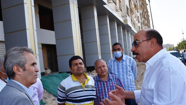 محافظ أسوان خلال