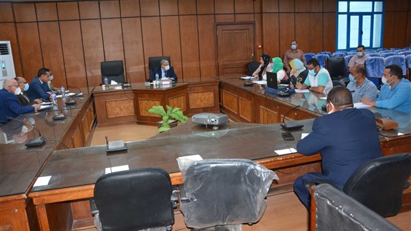 محافظ المنيا خلال