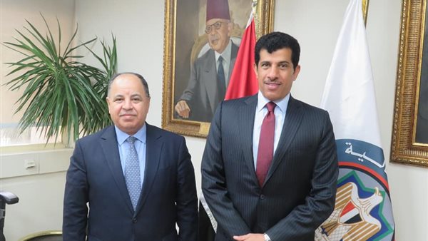 وزير المالية وسفير