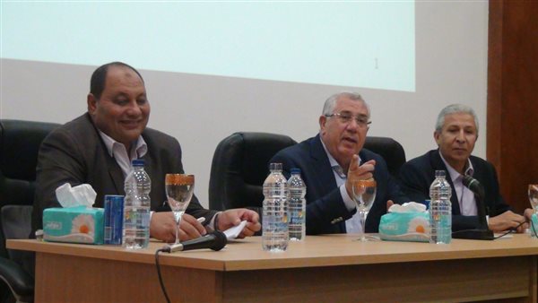 وزير الزراعة خلال