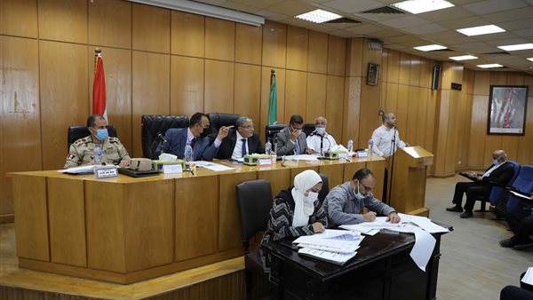 محافظ المنيا خلال