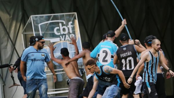 جماهير في أرض الملعب