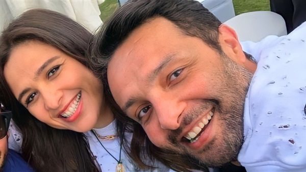 وائل عبد العزيز وشقيقته