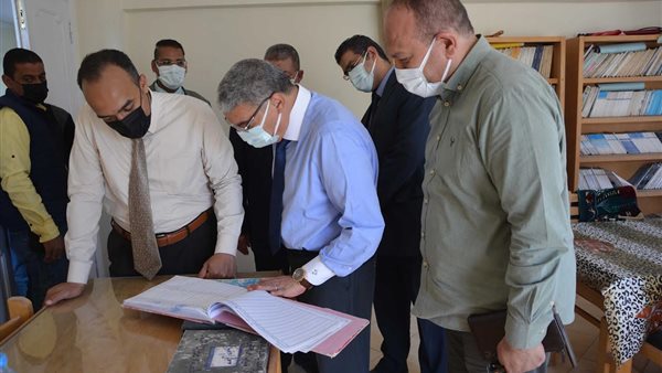 محافظ المنيا خلال