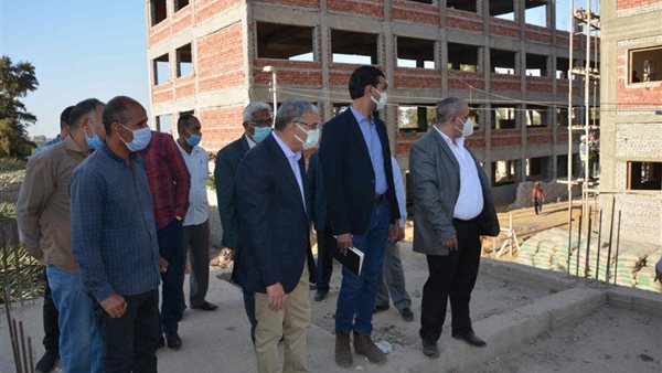 محافظ المنيا خلال